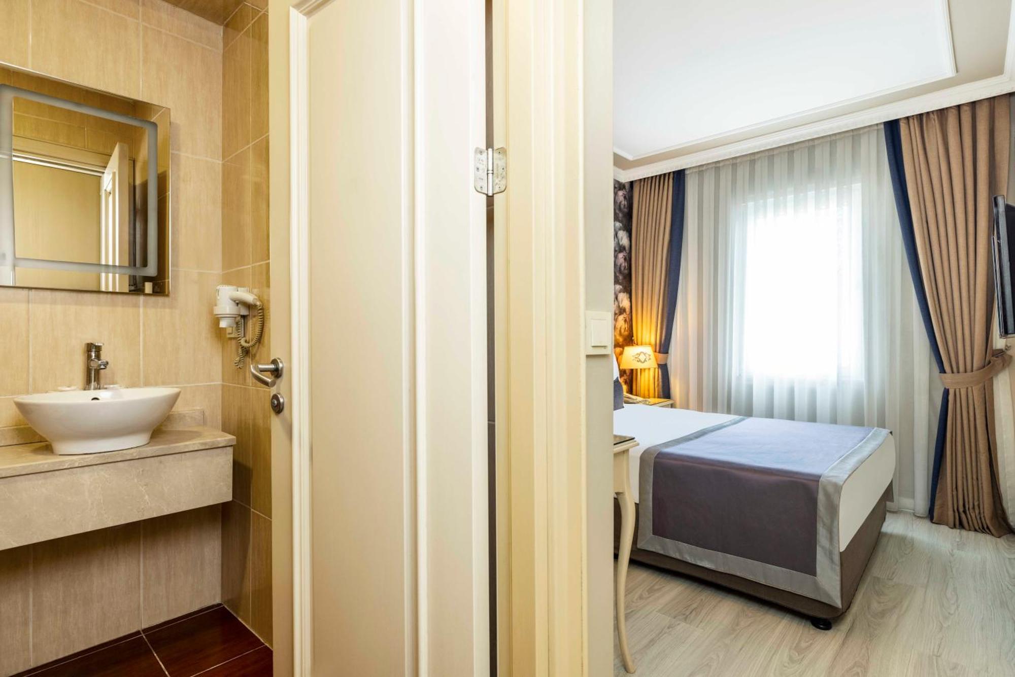 Raymond Old Otel