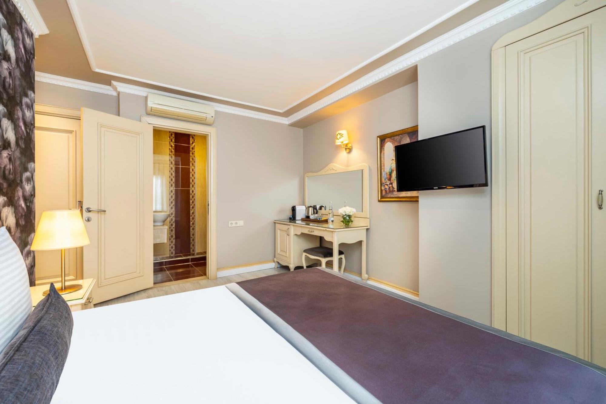 Raymond Old Otel